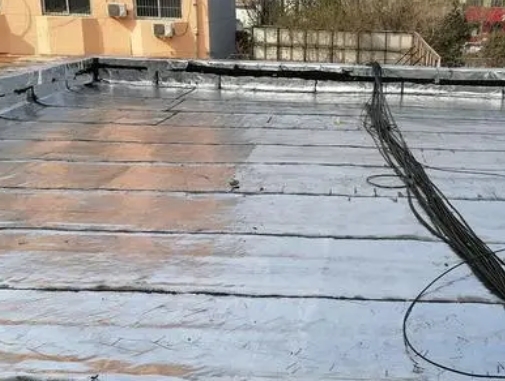 尼木卫生间漏水维修公司分享下尼木屋面楼顶防水刚性防水层施工要点。